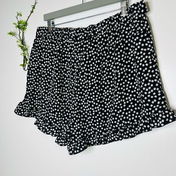SHEIN Curve Black White Daisy Flower Ruffle Tie Waist Shorts - Picture 10 of 10